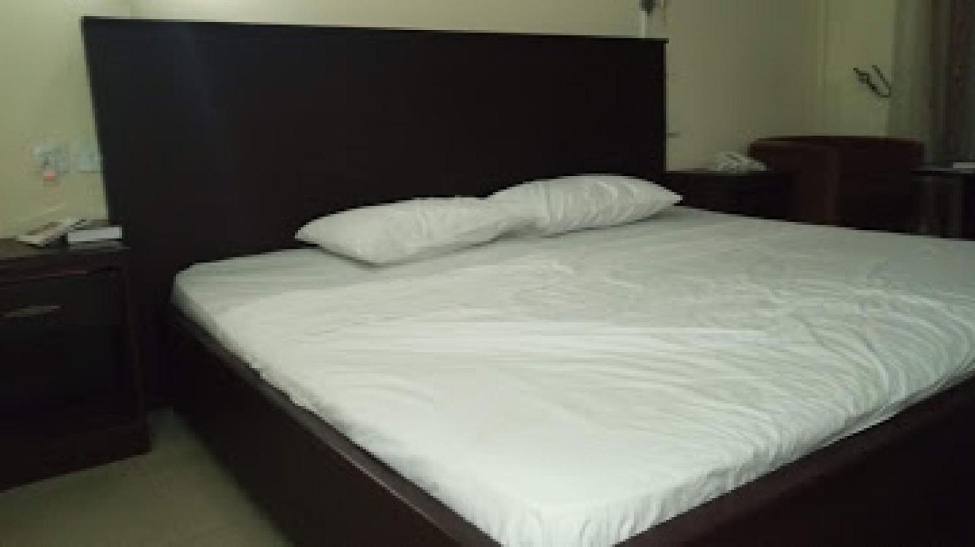 Room In Lodge - Premier Hotel-อิบาดัน ภายนอก รูปภาพ